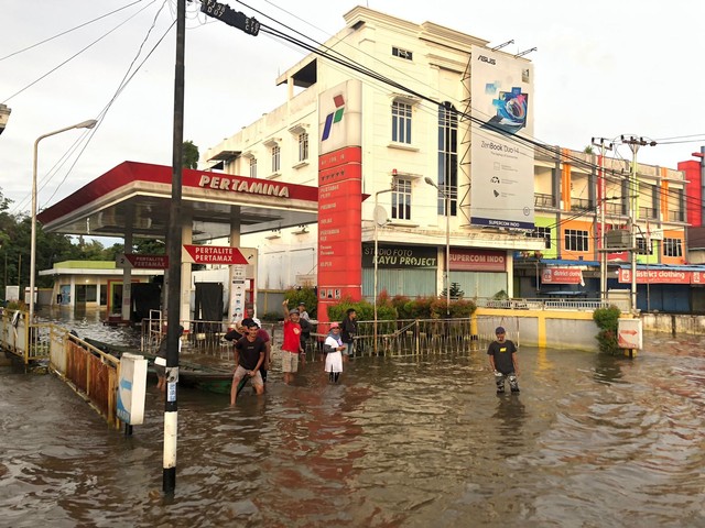 Kondisi banjir di Kabupaten Sintang yang membuat akses lumpuh, salah satu jalan negara Lintas Melawi. Foto: Yusrizal/Hi!Pontianak