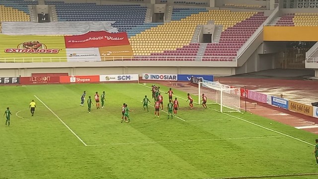 Pertandingan AHHA PS Pati melawan Hizbul Wathan FC di Stadion Manahan Solo, Selasa (30/11/2021). FOTO: Agung Santoso