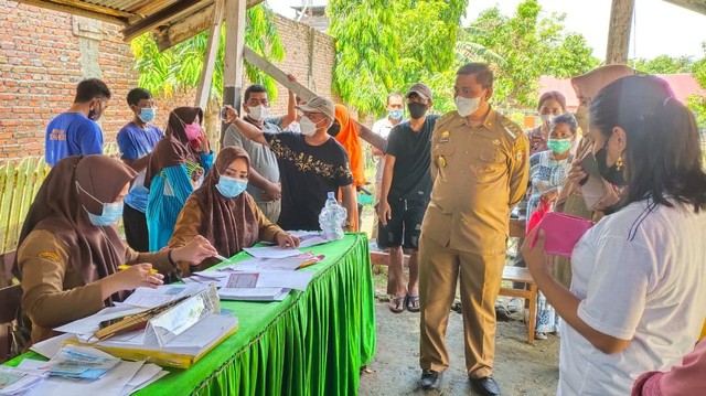 Bupati Wajo Amran Mahmud meninjau vaksinasi COVID-19 di Anabanua, Kecamatan Maniangpajo. Foto: Dok. Humas Pemkab Wajo