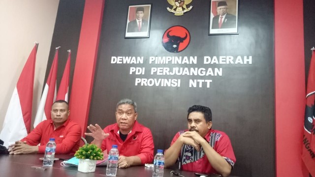 Wakil Ketua DPD PDIP NTT, Cen Abubakar (tengah) saat menyampaikan sikap partai terhadap kadernya di Lembata yang tertangkap selingkuh dengan istri orang. Foto : Istimewa