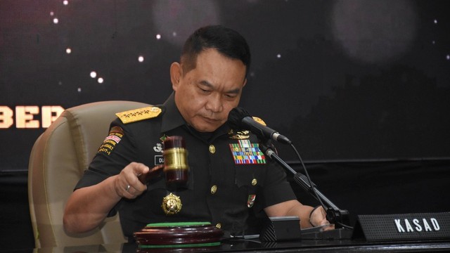 Kasad Jenderal TNI Dudung Abdurachman dihadapan 459 mantan siswa pada acara penutupan Dikreg-LXI  Seskoad di Mako Seskoad Bandung. Foto: TNI AD 