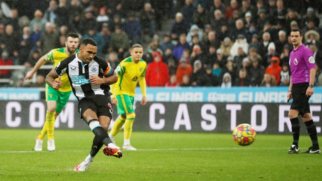 Pemain Newcastle United Callum Wilson mencetak gol ke gawang Norwich City pada pertandingan lanjutan Liga Inggris di St James' Park, Newcastle, Inggris. Foto: Lee Smith/REUTERS