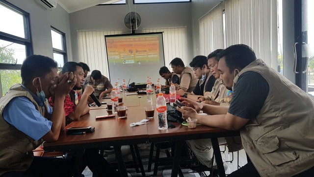 Ikatan Wartawan Online (IWO) Kabupaten Indramayu menggelar rapat kerja daerah (Rakerda) 2021 di cafe Hopespace Indramayu pada Selasa (30/11/2021). (Bakrudin)