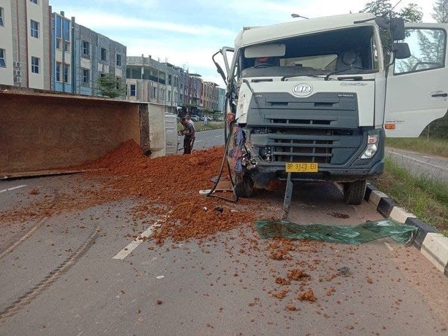 Kecelakaan dua truk pengangkut tanah di jalan arah Ocarina menuju Bengkong. (Foto: ist/Batamnews)