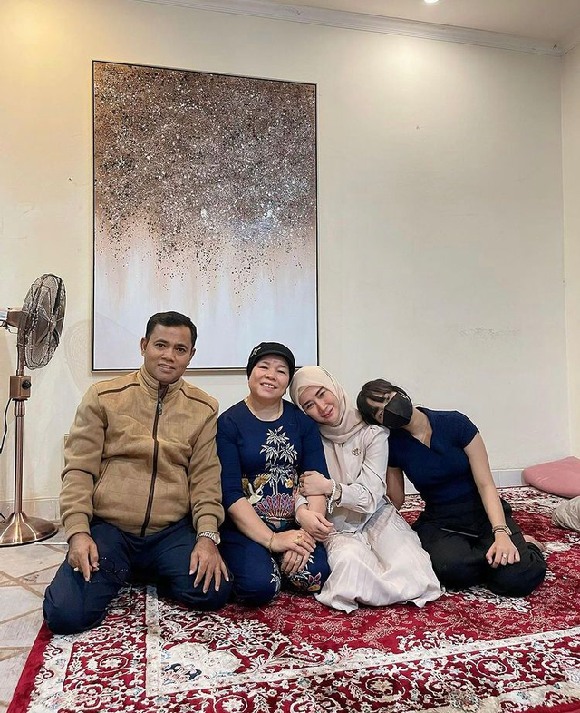 Marissya Icha bersama orang tua dan adik Bibi Andriansyah. Foto: Instagram/@dewizuhriati