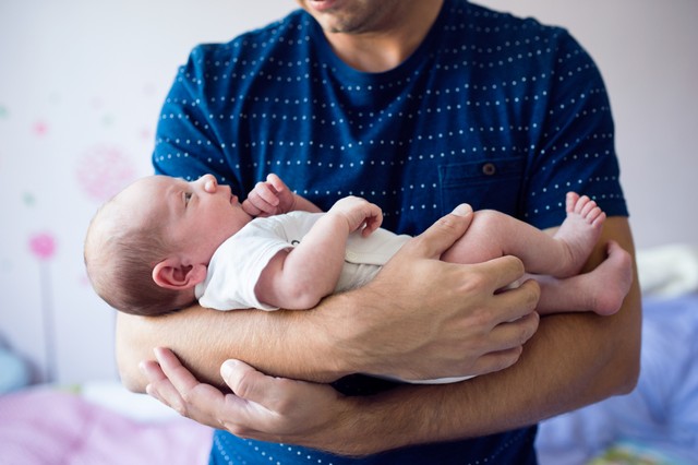 Cara Menggendong Bayi Baru Lahir yang Aman dan Nyaman. Foto: Shutter Stock