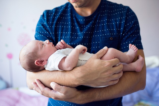 Ilustrasi ayah menggendong bayi baru lahir. Foto: Shutter Stock