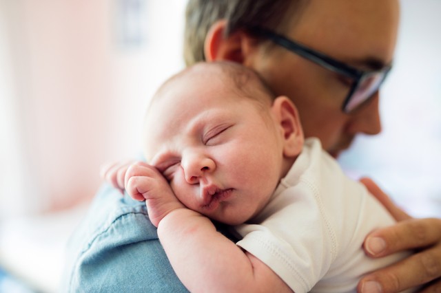 Ilustrasi ayah menggendong bayi baru lahir. Foto: Shutter Stock