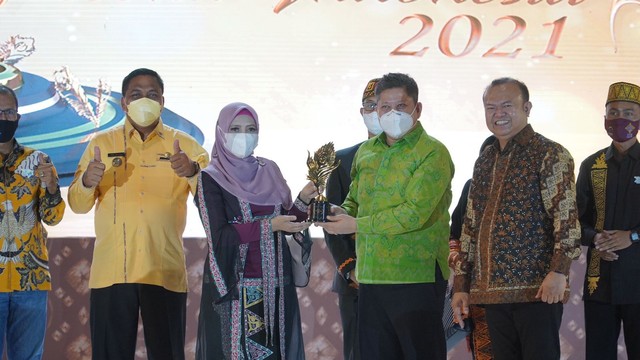 Dyah Erti Idawati menerima piala Anugerah Pesona Indonesia (API) 2021. Dok. Disbudpar Aceh