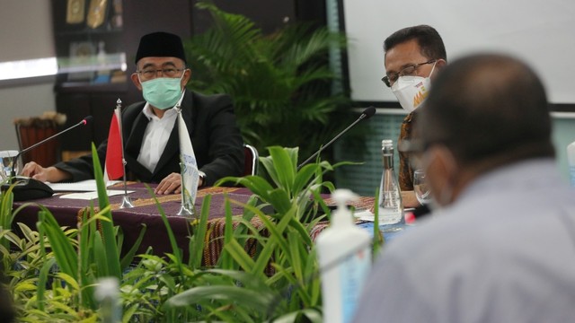 Menko PMK Muhadjir Effendy saat mengunjungi kantor Persekutuan Gereja-Gereja di Indonesia (PGI). Foto: Humas Kemenko PMK