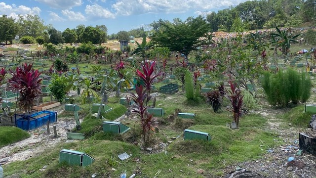 Pemakaman di TPU Sei Temiang, Kota Batam. Foto: Zalfirega/kepripedia.com