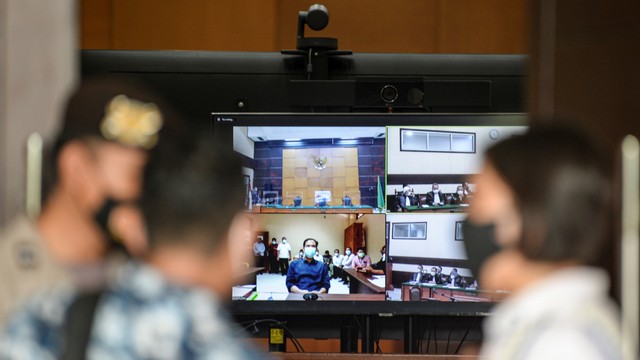 Layar televisi menampilkan jalannya sidang perdana kasus dugaan terorisme dengan terdakwa Munarman secara daring di Pengadilan Negeri Jakarta Timur, Rabu (1/12/2021). Foto: M Risyal Hidayat/ANTARA FOTO