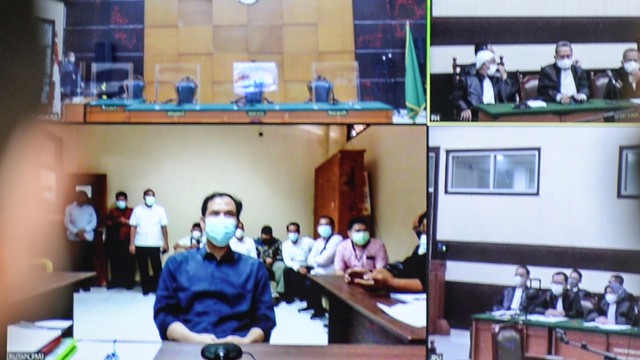 Layar televisi menampilkan jalannya sidang perdana kasus dugaan terorisme dengan terdakwa Munarman secara daring di Pengadilan Negeri Jakarta Timur, Rabu (1/12/2021). Foto: M Risyal Hidayat/ANTARA FOTO