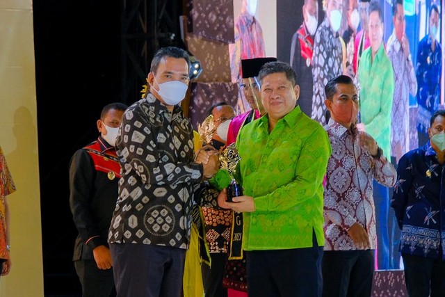 Plt Bupati Muba Beni Hernedi menerima penghargaan Anugerah Pesona Indonesia 2021. (foto: istimewa)