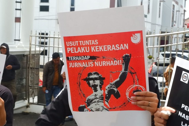 Komunitas Jurnalis Lampung gelar aksi solidaritas tuntut peradilan bersih bagi Nurhadi, Jurnalis Tempo yang mengalami korban penganiayaan dan pengeroyokan, Rabu (1/12) | Foto : Sidik Aryono/Lampung Geh