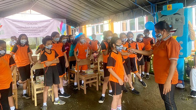 Anak-anak di Kepulauan Sangihe diajak bermain dalam kegiatan yang digelar PLN Suluttenggo