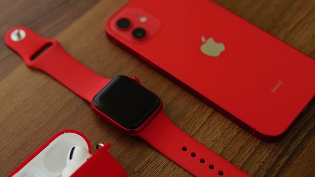 Ilustrasi Iphone dan Apple Watch. Foto: Pexels