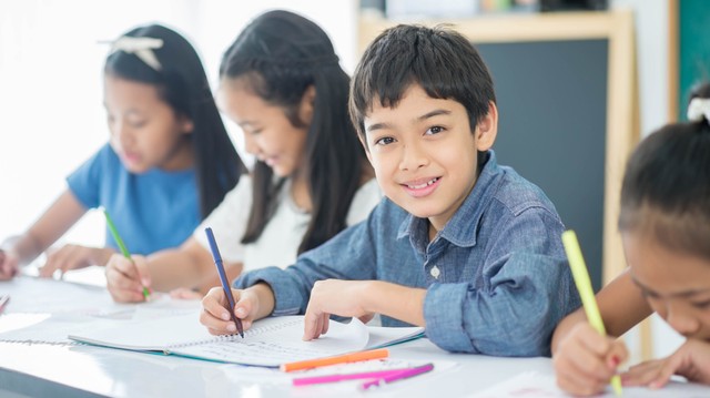 Memastikan akses pendidikan yang terjamin menjadi cara agar anak lebih mudah menggapai mimpinya. Foto: Shutterstock