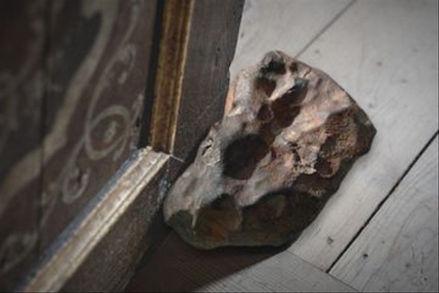 Batu meteorit dijadikan ganjalan pintu. Foto: istimewa.