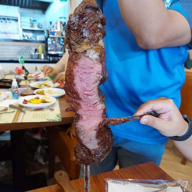 Restoran All You Can Eat Ini Sajikan Daging Pakai Tusukan Besi ala Brazilian BBQ (100228)