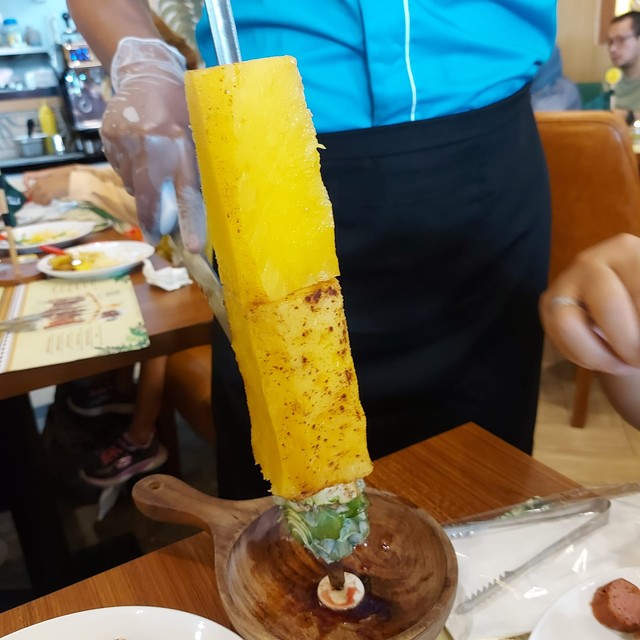 Restoran All You Can Eat Ini Sajikan Daging Pakai Tusukan Besi ala Brazilian BBQ (100229)