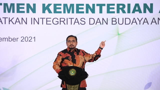 Menteri Agama Yaqut Cholil Qoumas menyampaikan sambutan dalam Webinar Komitmen Kementerian Agama Meningkatkan Integritas dan Budaya Antikorupsi, Rabu (1/12). Foto: Humas Kementerian Agama