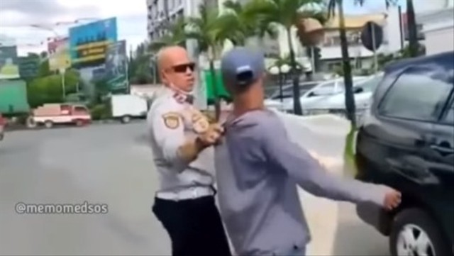 Viral aksi petugas Dishub tertibkan pedagang kerupuk saat jualan di jalan raya dikecam publik di dunia maya. (Foto: Instagram/@memomedsos).