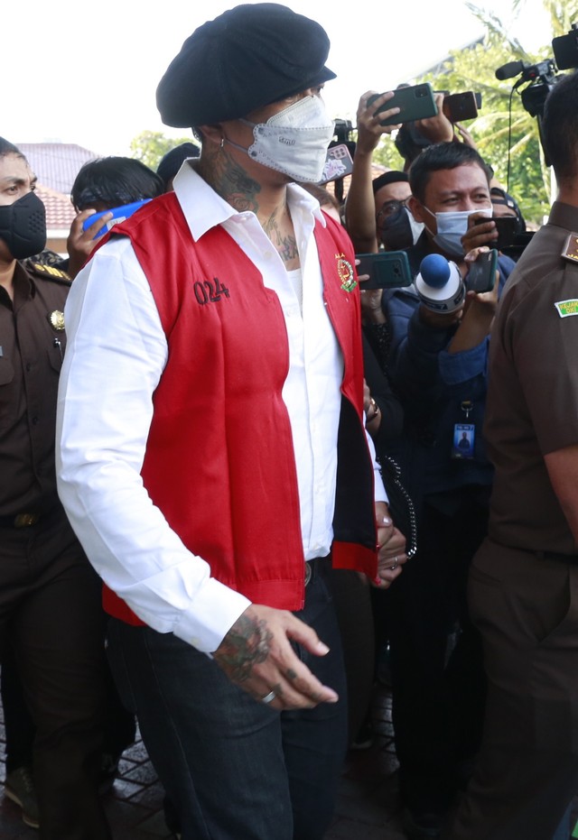 Tersangka Jerinx SID saat keluar dari Kejaksaan Negeri Jakarta Pusat, Jakarta, Rabu, (1/12). Foto: Agus Apriyanto