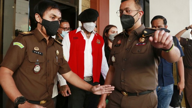 Tersangka Jerinx SID saat keluar dari Kejaksaan Negeri Jakarta Pusat, Jakarta, Rabu, (1/12). Foto: Agus Apriyanto
