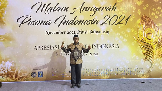 Bupati Aceh Barat Ramli MS menerima penghargaan juara tiga API Award 2021 kategori minuman tradisional terpopuler untuk Kupi Khop. Foto: Dok. Pemkab Aceh Barat