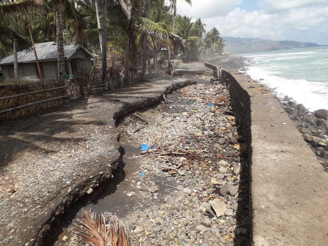 Kondisi jalan ruas jalan Wairdoik-Lagokagur di Desa Hepang, Kecamatan Lela yang rusak akibat abrasi. Foto : Athy Meaq