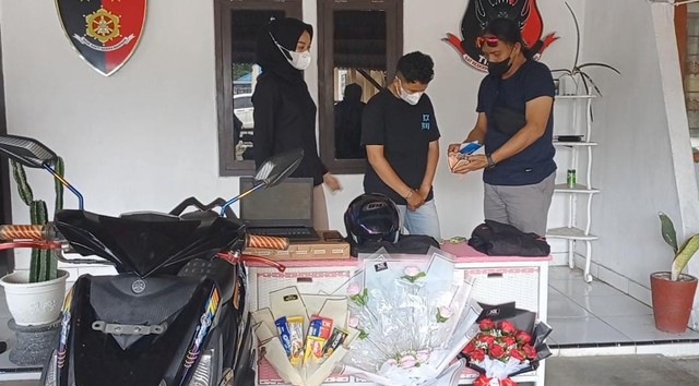 Pelaku beserta barang bukti saat diamankan buser naga Polres Pangkalpinang.