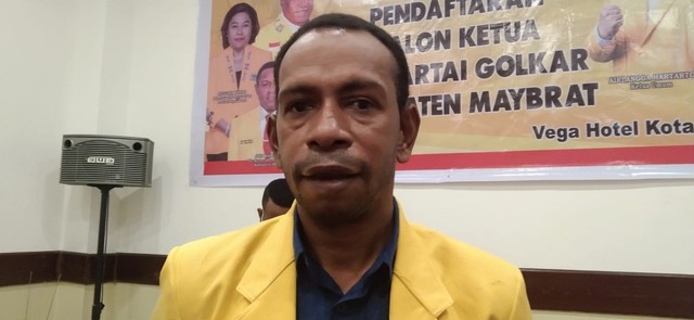 Ketua tim penjaringan pendaftaran calon ketua DPD Partai Golkar Kabupaten Maybrat Edison Kambu, foto: Yanti/Balleo News