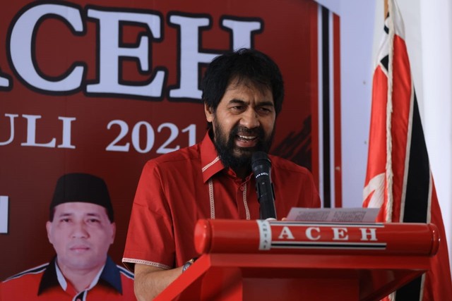 Mantan Panglima Gerakan Aceh Merdeka (GAM), Muzakir Manaf berbicara saat Milad ke-14 Partai Aceh, Rabu (7/7/2021). Foto: Abdul Hadi/acehkini