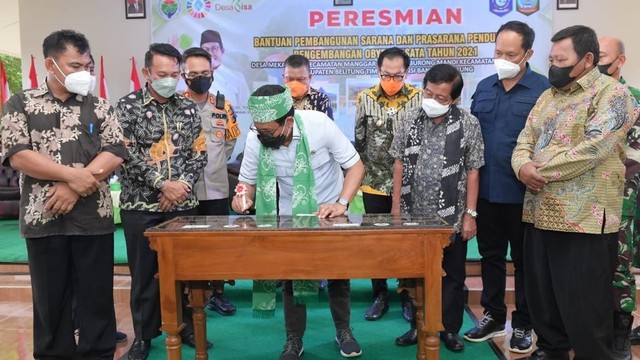 Momen Mendes dan Bupati Belitung Timur Berbalas Pantun saat Tinjau Desa Wisata (144477)