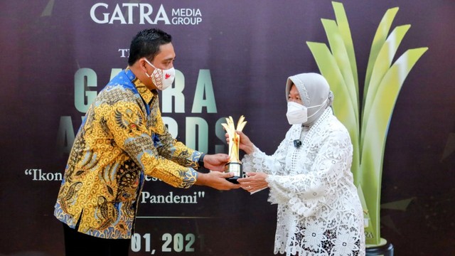 Mensos Tri Rismaharini menerima Gatra Award 2021. Foto: kemensos