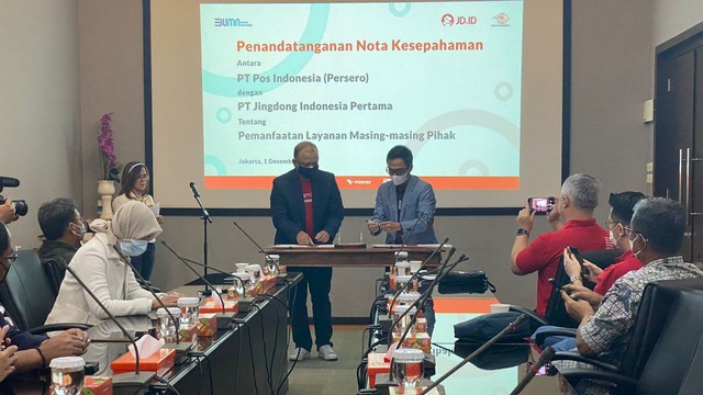 PT Pos Indonesia (persero) meneken nota kesepahaman (MoU) dengan PT Jingdong Indonesia Pertama (JD.ID). Foto: Pos Indonesia