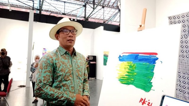 Gubernur Jawa Barat Ridwan Kamil memberikan isyarat siap diusung pada Pilpres 2024 melalui sebuah karya lukisan yang ia buat secara spontan di Jogja National Museum (JNM), Rabu (1/12).  Foto: Luqman Hakim/ANTARA