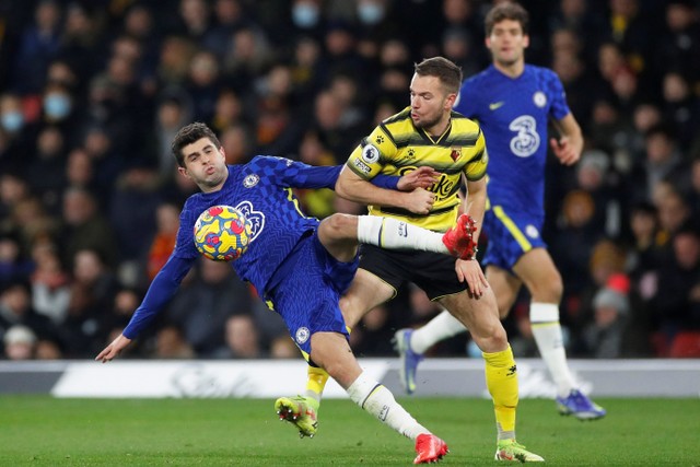 Pemain Chelsea Christian Pulisic berebut bola dengan pemain Watford pada pertandingan lanjutan Liga Inggris di Stadion Vicarage Road, Watford, Inggris. Foto: Paul Childs/REUTERS