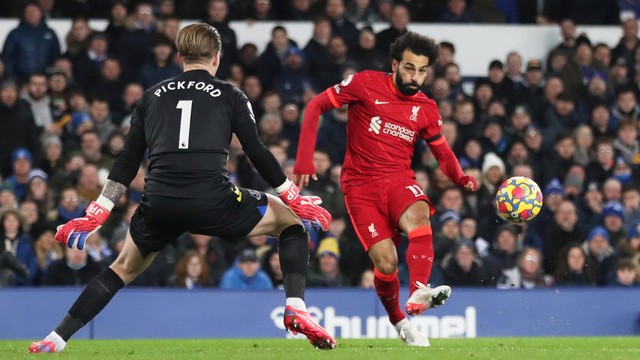 Pemain Liverpool Mohamed Salah mencetak gol ke gawang Everton pada pertandingan lanjutan Liga Inggris di Goodison Park, Liverpool, Inggris. Foto: Carl Recine/REUTERS