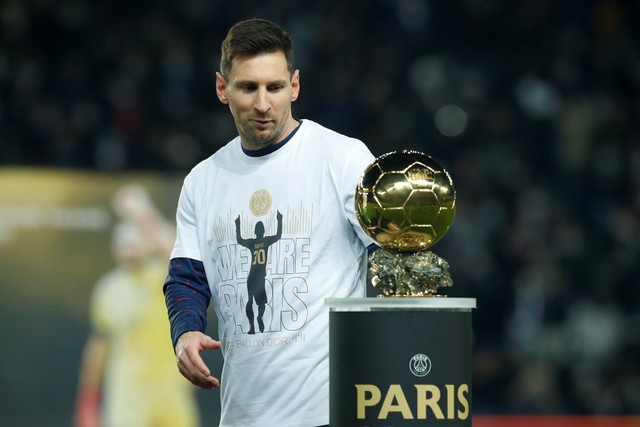 Lionel Messi menunjukkan penghargaan Ballon d'Or sebelum pertandingan melawan OGC Nice di Parc des Princes, Paris, Prancis. Foto: Gonzalo Fuentes/REUTERS