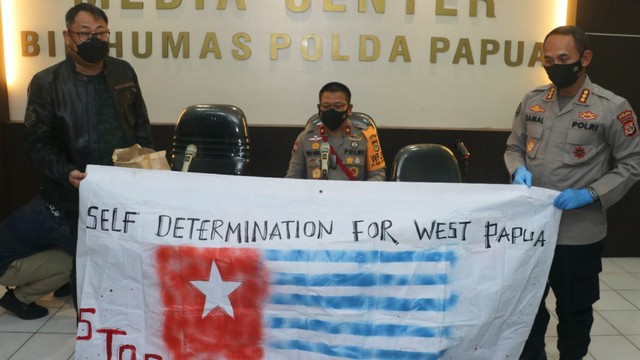 Polda Papua merilis barang bukti pengibaran bendera Bintang Kejora di GOR Cenderawasih. (Dok Humas Polda Papua) 