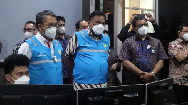 Menteri ESDM, Arifin Tasrif, bersama Gubernur Sulawesi Utara, saat melakukan peninjauan langsung control room PLN UP2B Sistem Minahasa