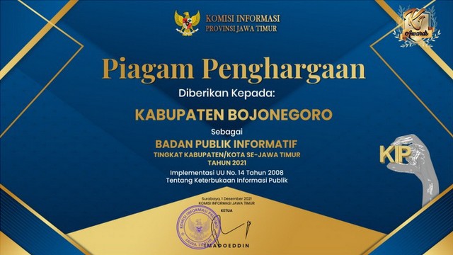 Piagam penghargaan Keterbukaan Informasi Publik Tingkat Provinsi Jawa Timur, untuk Kabupaten Bojonegoro sebagai Badan Publik Informatif Tingkat Kabupaten/Kota se-Jawa Timur. (foto: dok istimewa)