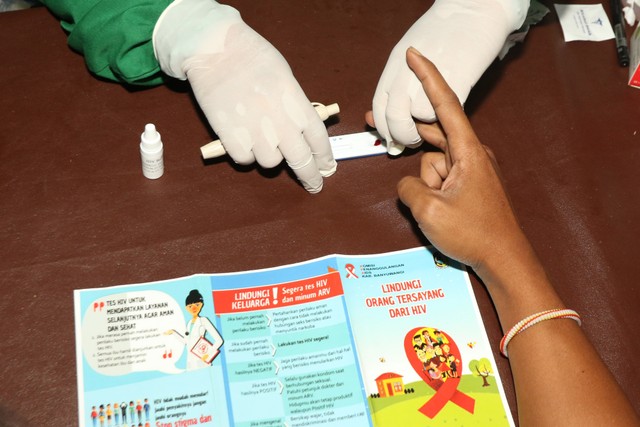 Tenaga kesehatan melakukan tes HIV atau Voluntary, Counseling and Testing (VCT) kepada seorang pengunjung wisata Pantai Ancol Plengsengan, Banyuwangi, Jawa Timur. Foto: ANTARA FOTO/Budi Candra Setya