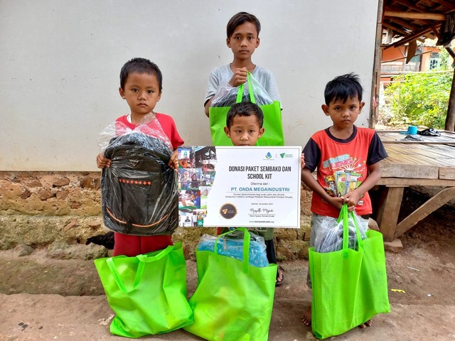 Pemberian paket sembako dan school kit dari PT Onda Megaindustri bersama Dompet Dhuafa kepada anak-anak yatim di Bogor. (16/11). Dok Dompet Dhuafa