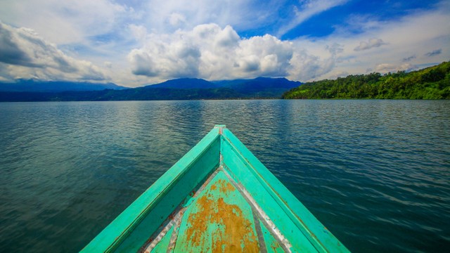 Keindahan Danau Ranau, Danau Terbesar Kedua Setelah Danau Toba. Foto: Shutter Stock