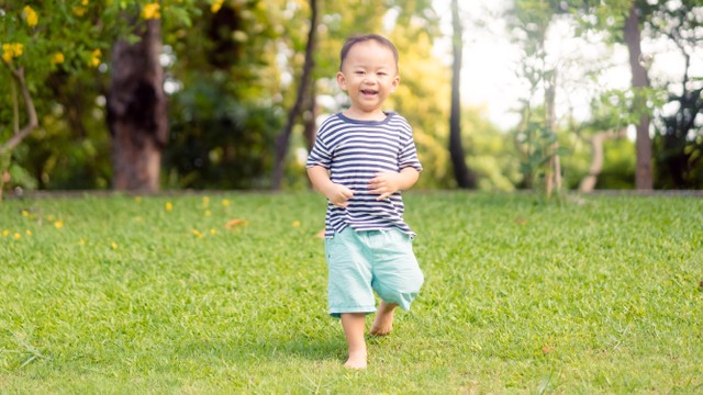 Ilustrasi anak balita berlari. Foto: Shutter Stock