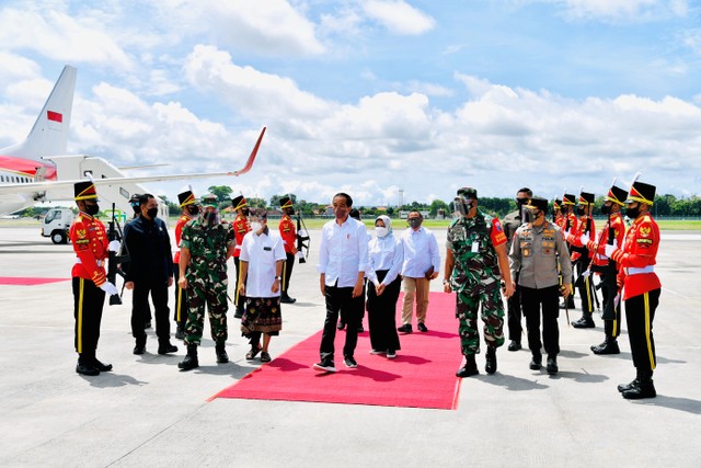 Presiden Jokowi saat tiba di Bali untuk melakukan kunjungan kerja pada Kamis (2/12/2021). Foto: Laily Rachev/Biro Pers Sekretariat Presiden