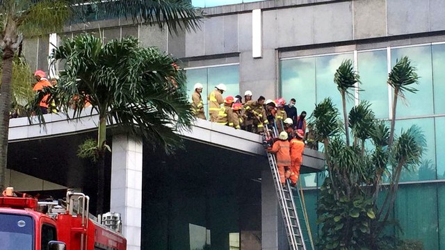 Evakuasi korban kebakaran di gedung Cyber, Kuningan, Kamis (2/12). Foto: Jonathan Devin/kumparan